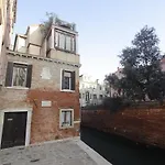 Апартаменты La Tua Finestra Su Венеция